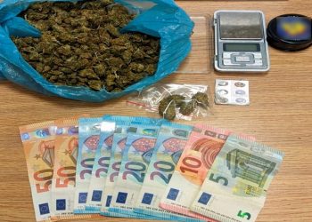 Χειροπέδες για διακίνηση ναρκωτικών