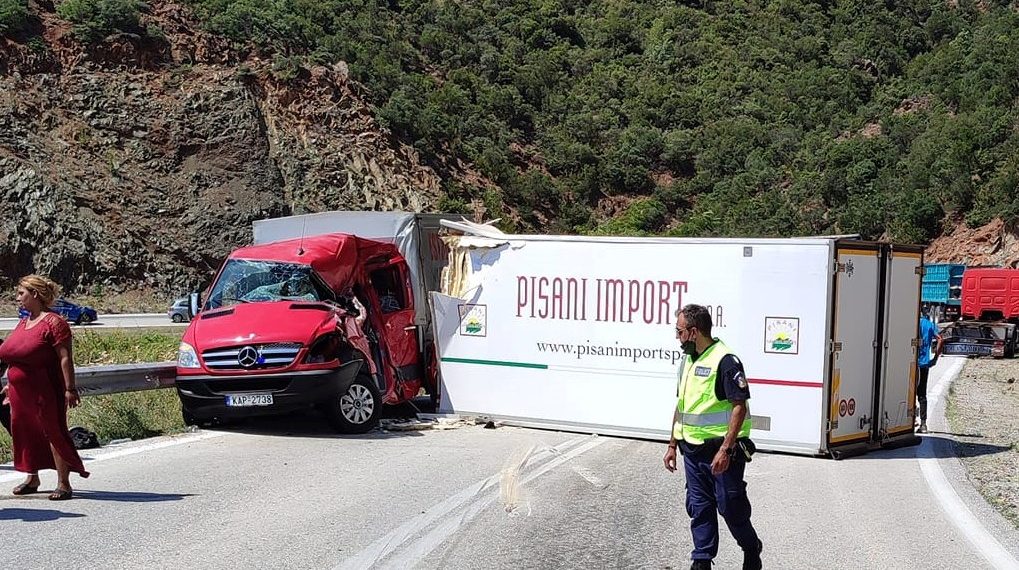 Σύγκρουση οχημάτων με τραυματίες στην Τρυγώνα Καλαμπάκας