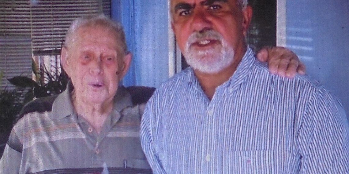 Ο Γενικός Διευθυντής της «ΕΔΑ ΘΕΣΣ» με τον αγωνιστή του Β΄ Παγκοσμίου πολέμου Αθανάσιο Ριζάκη