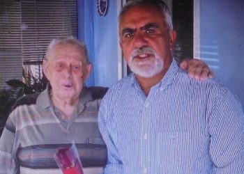 Ο Γενικός Διευθυντής της «ΕΔΑ ΘΕΣΣ» με τον αγωνιστή του Β΄ Παγκοσμίου πολέμου Αθανάσιο Ριζάκη