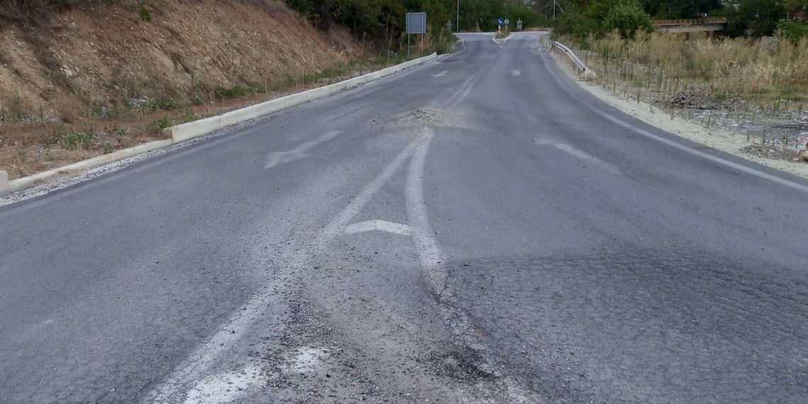 Προβλήματα του νεοκατασκευασμένου δρόμου στον κυκλικό κόμβο στην γέφυρα Διαλεκτού Τρικάλων