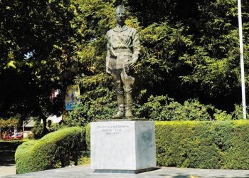 Το άγαλμα του Στρατηγού Σαράφη ΠΡΕΠΕΙ και ΘΑ παραμείνει στη θέση του!