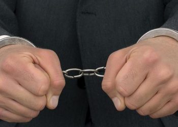 Χειροπέδες σε καταζητούμενο για πλαστογραφίες και απάτη