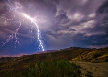 Πρόβλεψη για κεραυνούς και χαλάζι στην Θεσσαλία