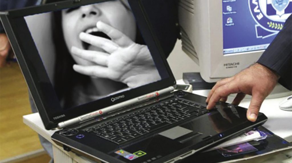 Χειροπέδες σε υπόθεση πορνογραφίας σε βάρος ανηλίκων