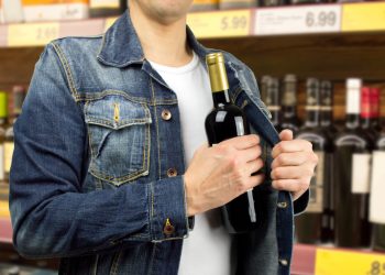 Έκλεβε ποτά από super markets των Τρικάλων