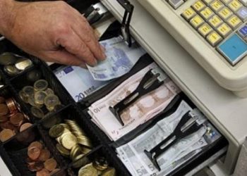 Χειροπέδες για κλοπή σε αρτοποιείο
