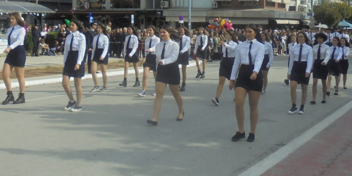 Με πλήθος κόσμου και εξαιρετικές καιρικές συνθήκες η παρέλαση στα Τρίκαλα