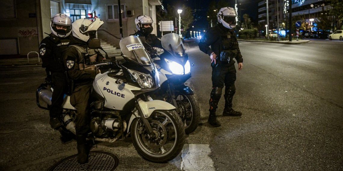Έλεγχος των Αστυνομικών και …χειροπέδες