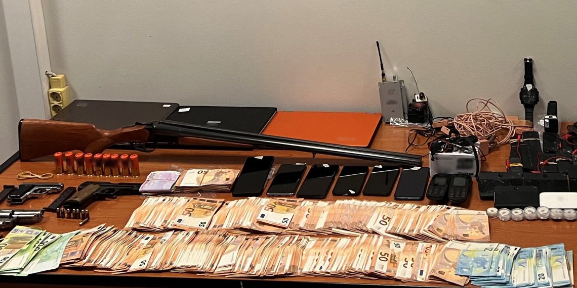 Καλωδίωναν εξεταζόμενους για να περάσουν τις εξετάσεις