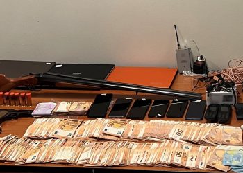 Καλωδίωναν εξεταζόμενους για να περάσουν τις εξετάσεις
