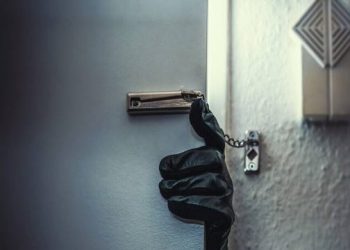 Εντοπίστηκε ο άνδρας και αναζητείται η συνεργός του
