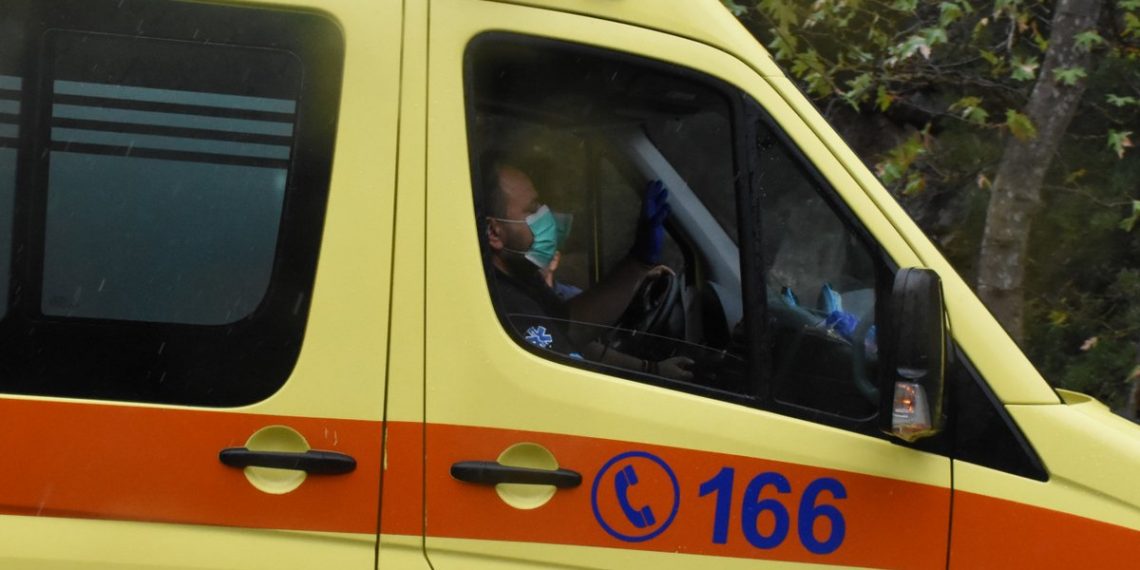 Τροχαίο στα Τρίκαλα με εγκατάλειψη δικυκλιστή στην άσφαλτο