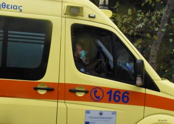 Τροχαίο στα Τρίκαλα με εγκατάλειψη δικυκλιστή στην άσφαλτο