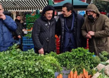 Επίσκεψη του Υπουργού στην λαϊκή αγορά των Τρικάλων