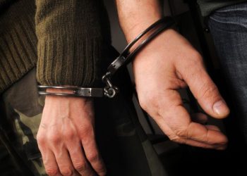 Χειροπέδες και έρευνα σε οικία