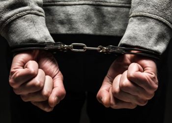 Χειροπέδες σε καταζητούμενο
