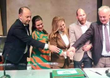 Πίτα και περιμένοντας την ολοκλήρωση του ψηφοδελτίου