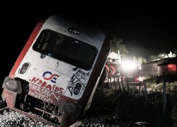 Σύγκρουση αμαξοστοιχιών στα Τέμπη και αγωνία για την τύχη δεκάδων επιβατών