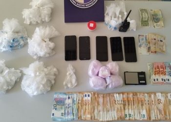 Χειροπέδες για την διακίνηση κοκαΐνης