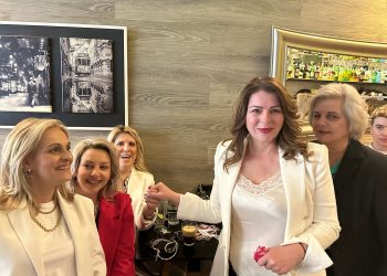 Είναι υποχρέωση κάθε πολιτικού να επιστρέφει πολλαπλάσιο αυτό που εισπράττει