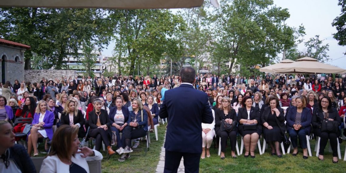 Περιοδείες και συνάντηση με το … «ασθενές» φύλο