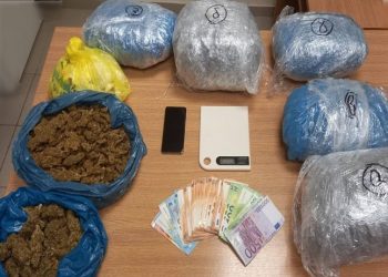 Χειροπέδες σε Αλλοδαπό για εμπορία χασίς
