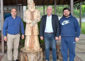 Δημιουργία ξύλινου γλυπτού στην Καλαμπάκα με την μορφή του Αγίου Παϊσίου