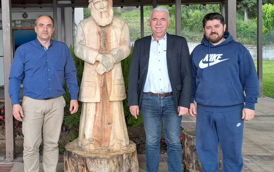 Δημιουργία ξύλινου γλυπτού στην Καλαμπάκα με την μορφή του Αγίου Παϊσίου
