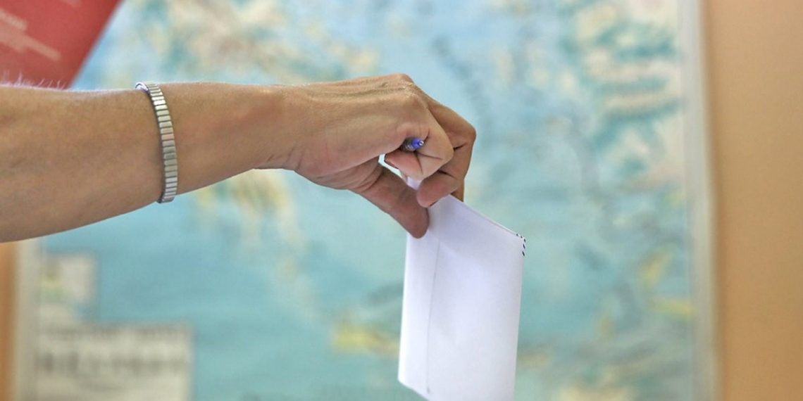 Μέχρι το μεσημέρι ψήφισαν 1 στους 3 εκλογείς