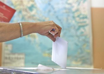 Μέχρι το μεσημέρι ψήφισαν 1 στους 3 εκλογείς
