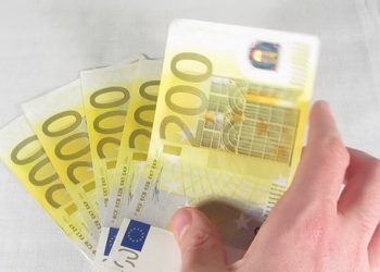 Με πλαστά 200σάρια