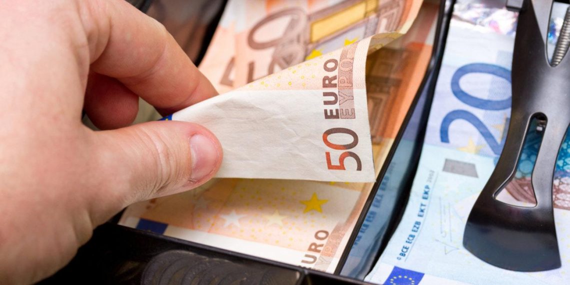 Έβαζε χέρι στο ταμείο καταστήματος των Τρικάλων