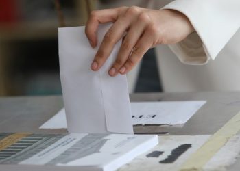 Με προσθήκες, αποχωρήσεις και ανατροπές