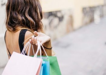 Στην «μάχη» των θερινών εκπτώσεων τα εμπορικά καταστήματα της Θεσσαλίας