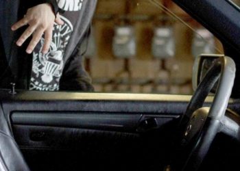 Το ανοιχτό παράθυρο σταθμευμένου οχήματος έφερε την κλοπή