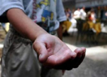 Συλλήψεις γυναικών στα Τρίκαλα λόγω επαιτείας των παιδιών τους