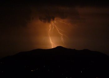 Κινητοποίηση της Πυροσβεστικής Υπηρεσίας Τρικάλων εξαιτίας …κεραυνού