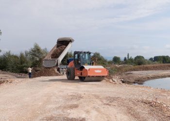 Προσπάθεια αποκατάστασης ζημιών στην γέφυρα Βαλομανδρίου