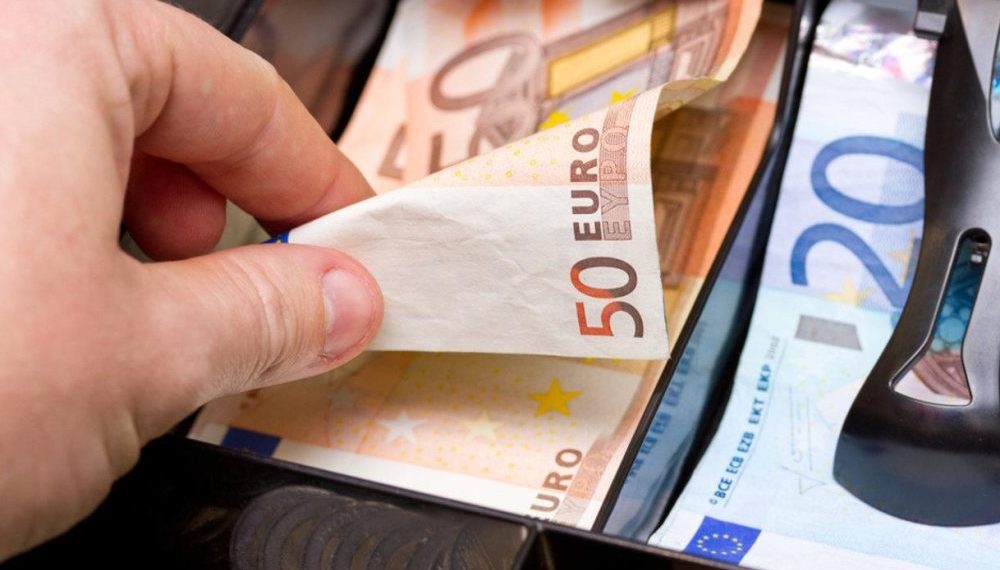 «Έβαλε χέρι» στο ταμείο καφετέριας στα Τρίκαλα