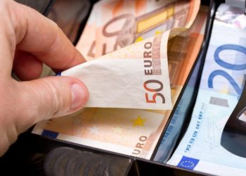 «Έβαλε χέρι» στο ταμείο καφετέριας στα Τρίκαλα