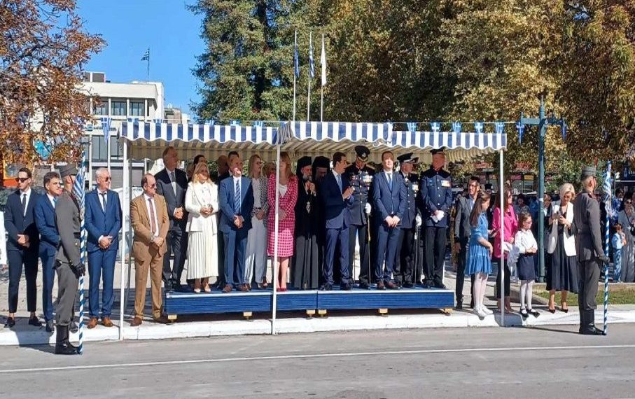 Με σημαία της Παλαιστίνης, οχήματα και τους 4 Βουλευτές του Νομού στην εξέδρα η παρέλαση στα Τρίκαλα