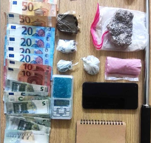 Συλλήψεις μετά από έρευνες σε οικίες