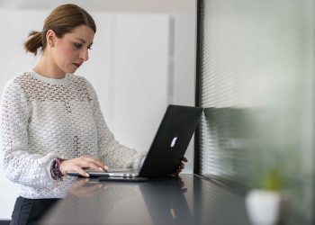 Η Κυβέρνηση χτυπάει αλύπητα τον μικρό επαγγελματία από το νέο χαράτσι των τεκμηρίων