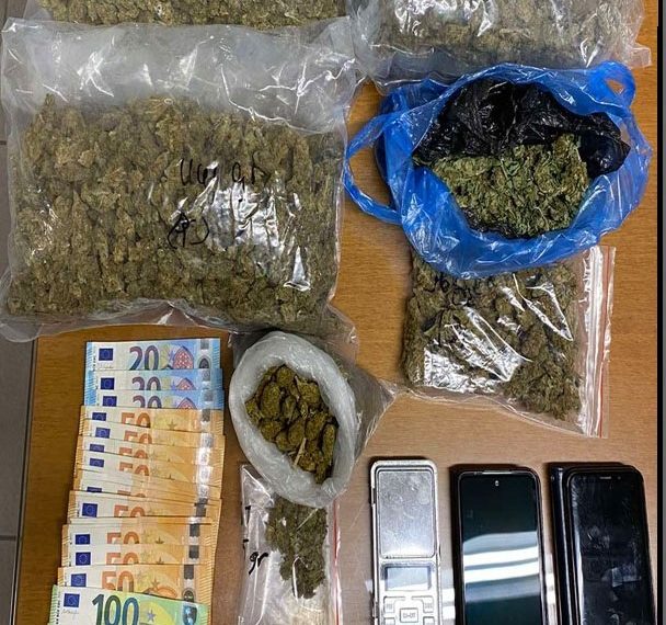Έφοδος Αστυνομικών σε οικία έμπορου χασίς στα Τρίκαλα