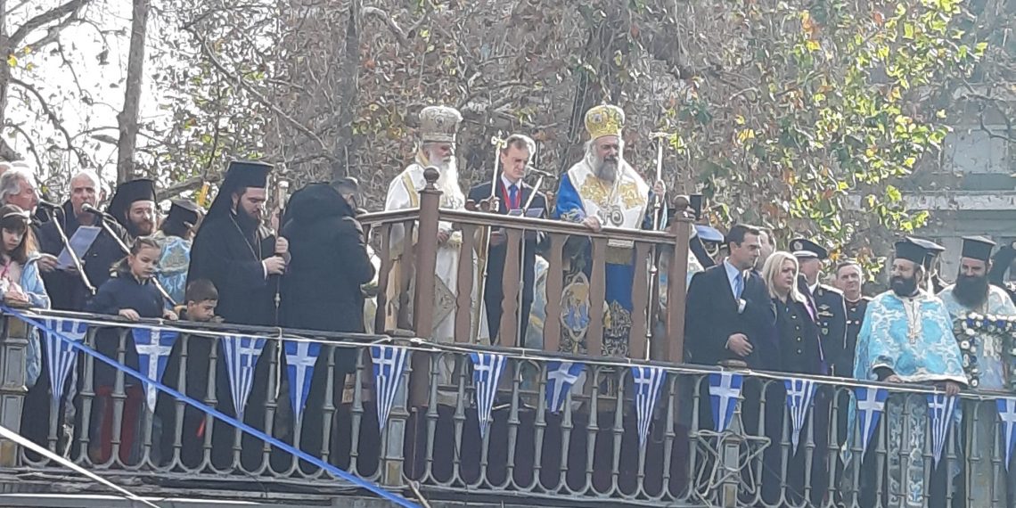 «Μάχη» και …αγκωνιές για την ανάδυση του Τιμίου Σταυρού στα Τρίκαλα