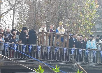 «Μάχη» και …αγκωνιές για την ανάδυση του Τιμίου Σταυρού στα Τρίκαλα