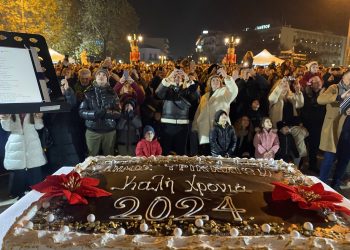 Υποδοχή του 2024 στην (κλειστή) κεντρική πλατεία