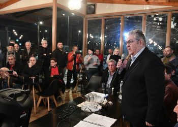 Στο αγροτικό μπλόκο στο Ζάρκο ο Δημήτρης Κουτσούμπας