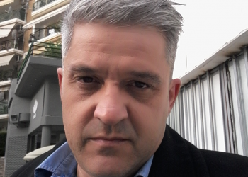 Το φως χτυπιέται με το σκοτάδι